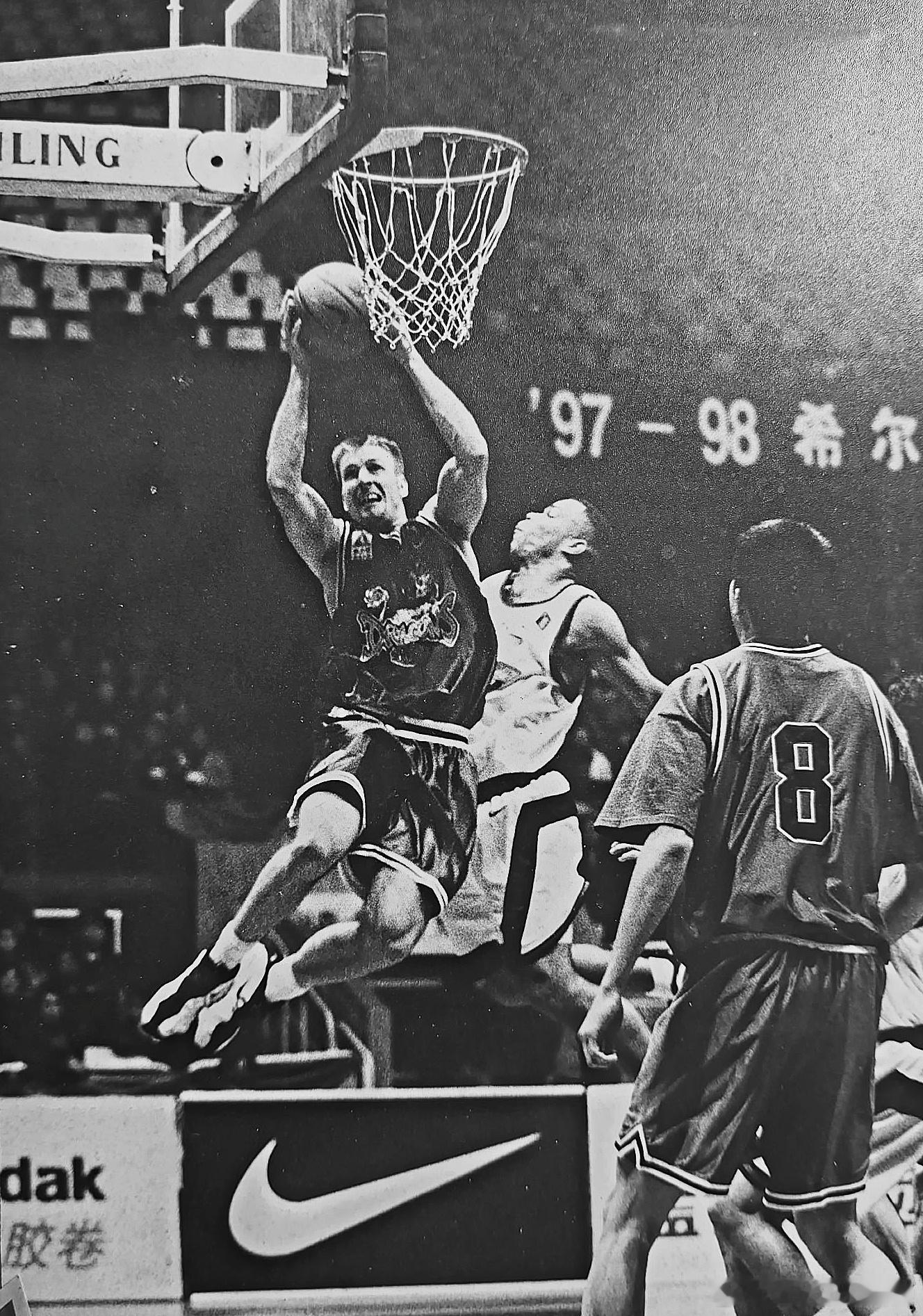 1995年，耐克与当时负责中国篮球甲A联赛（CBA）商务运营的国际管理集团（IM