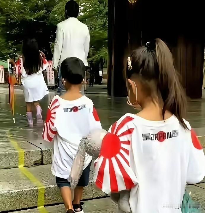 想让日本军国主义分子醒悟道歉？别做梦了。
看看他们还在那里搞各种活动，甚至让小孩