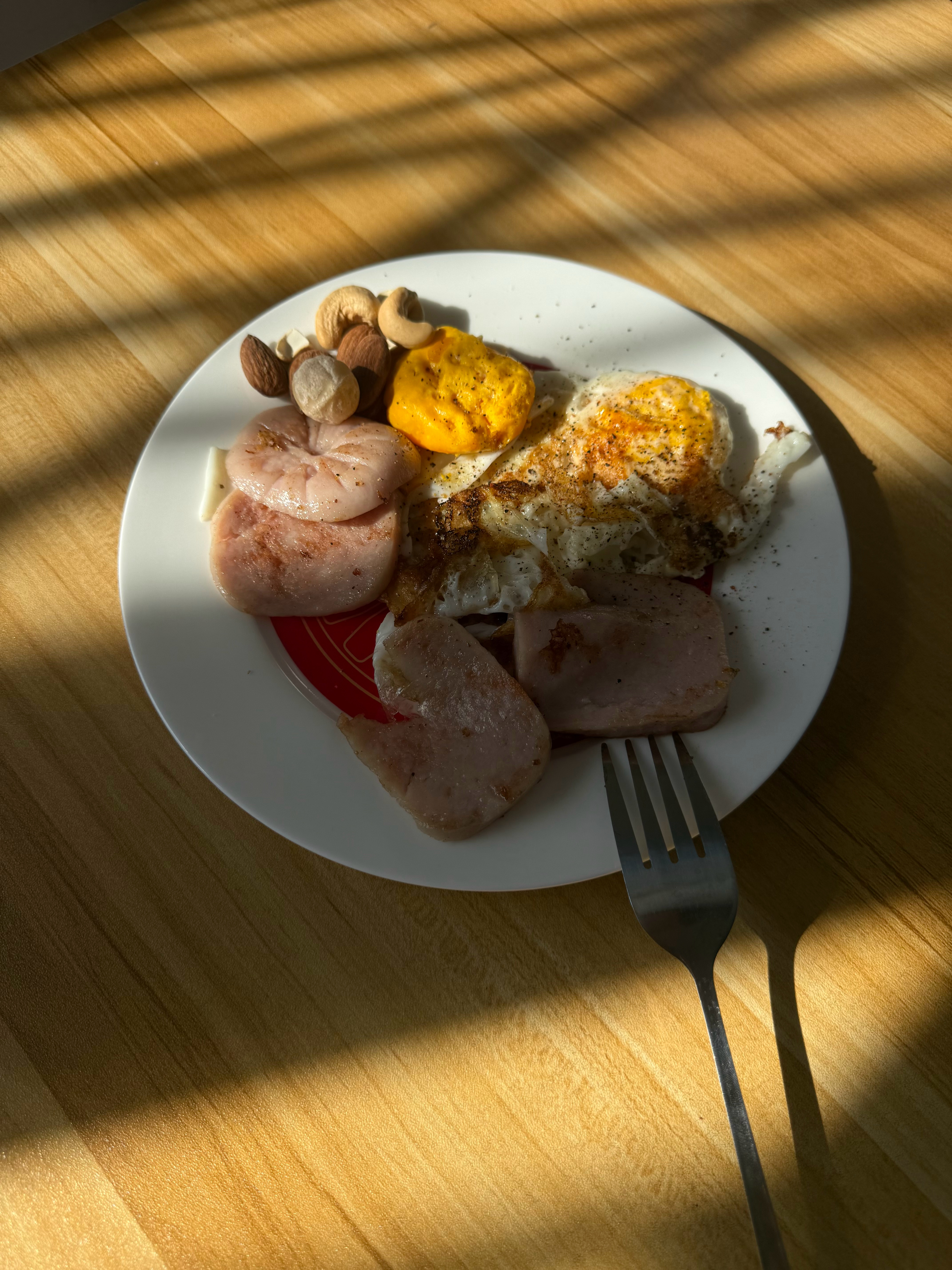 早☀️放假前的一天往往是最开心的有时候想想自己这个人也挺有意思的，昨晚熬夜到三点