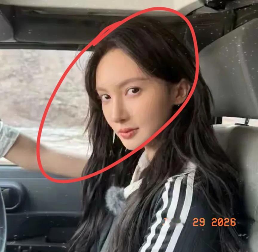 金晨这回栽跟头！
纯纯是小气和侥幸心惹的大祸啊！
撞车后先让助理顶包！事故认定书