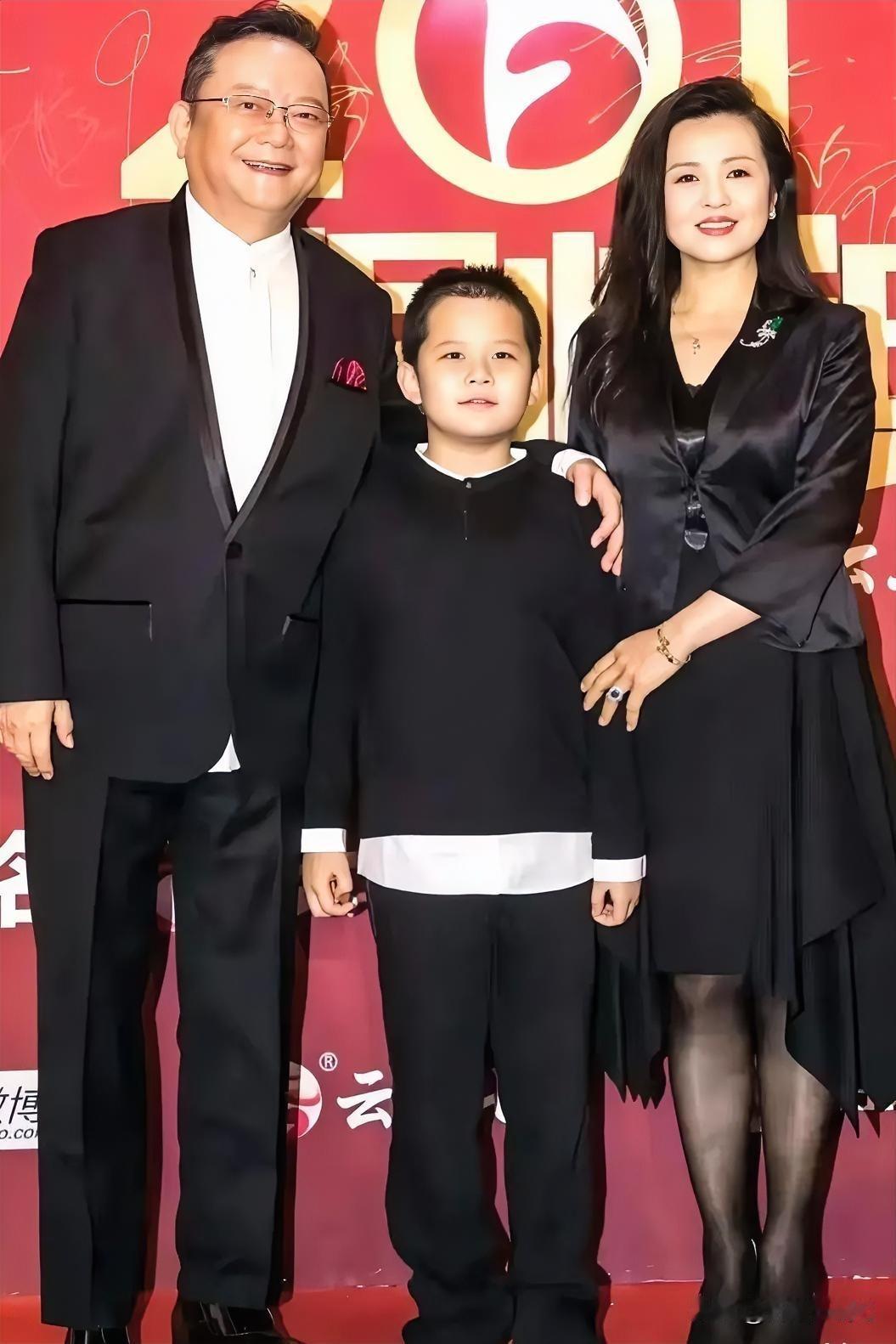 王刚老师真的是艳福不浅啊！这么大年龄了，还娶了一个如花似玉的娇妻，身材高挑，端庄