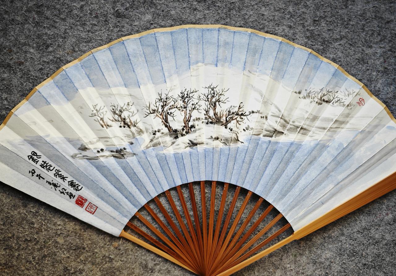 夏至日，进扇及粉脂囊，皆有辞。“扇”，借以生风；“粉脂”，以之涂抹，散体热所生浊