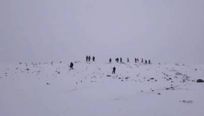 【女生失联后用牛粪保温在牛棚被找到】徒步失联女生承担村民救援费2月22日，一女生