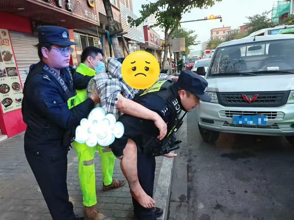台州民辅警背起受伤老人下楼护送就医台州民辅警遇83岁摔伤老人，楼栋无电梯楼道陡，