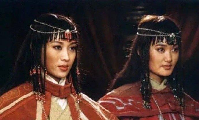 公元1067年的一天，铁木真的十世祖孛端察儿在后帐与一名孕妇翻云覆雨。兴到浓时，