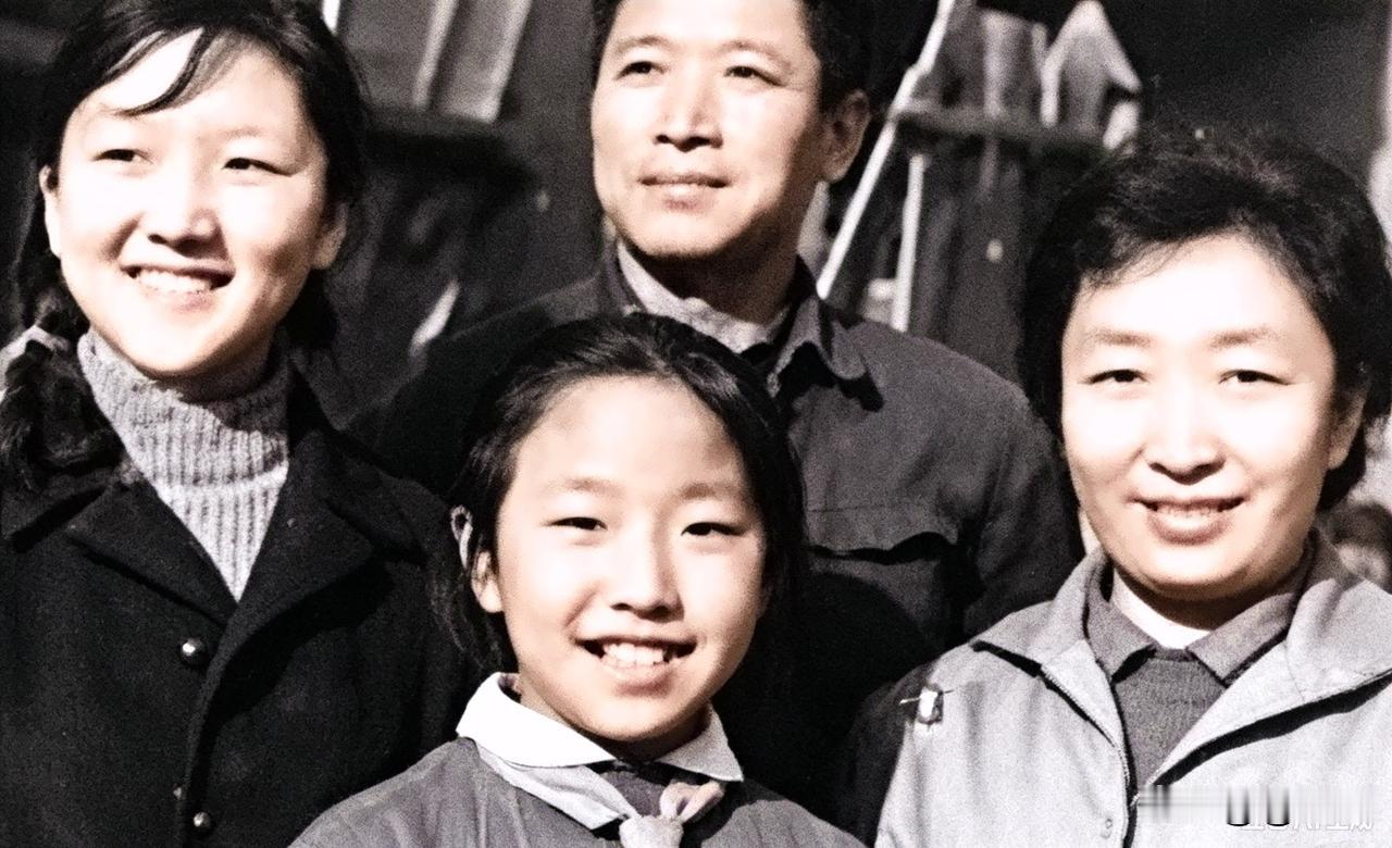 老照片·全家福，一家四口。