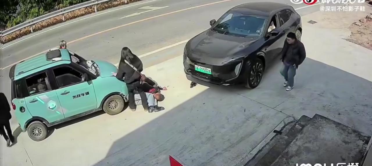 人在大街走
祸从天上来
这个视频看起来有故意撞人的嫌疑！