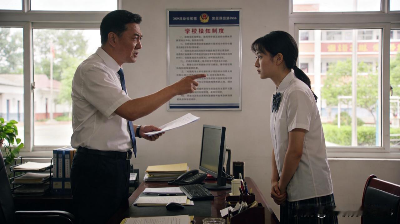 班主任办公室的门突然被推开，教导主任探进头来：“下周要加个公开课，你班负责准备。