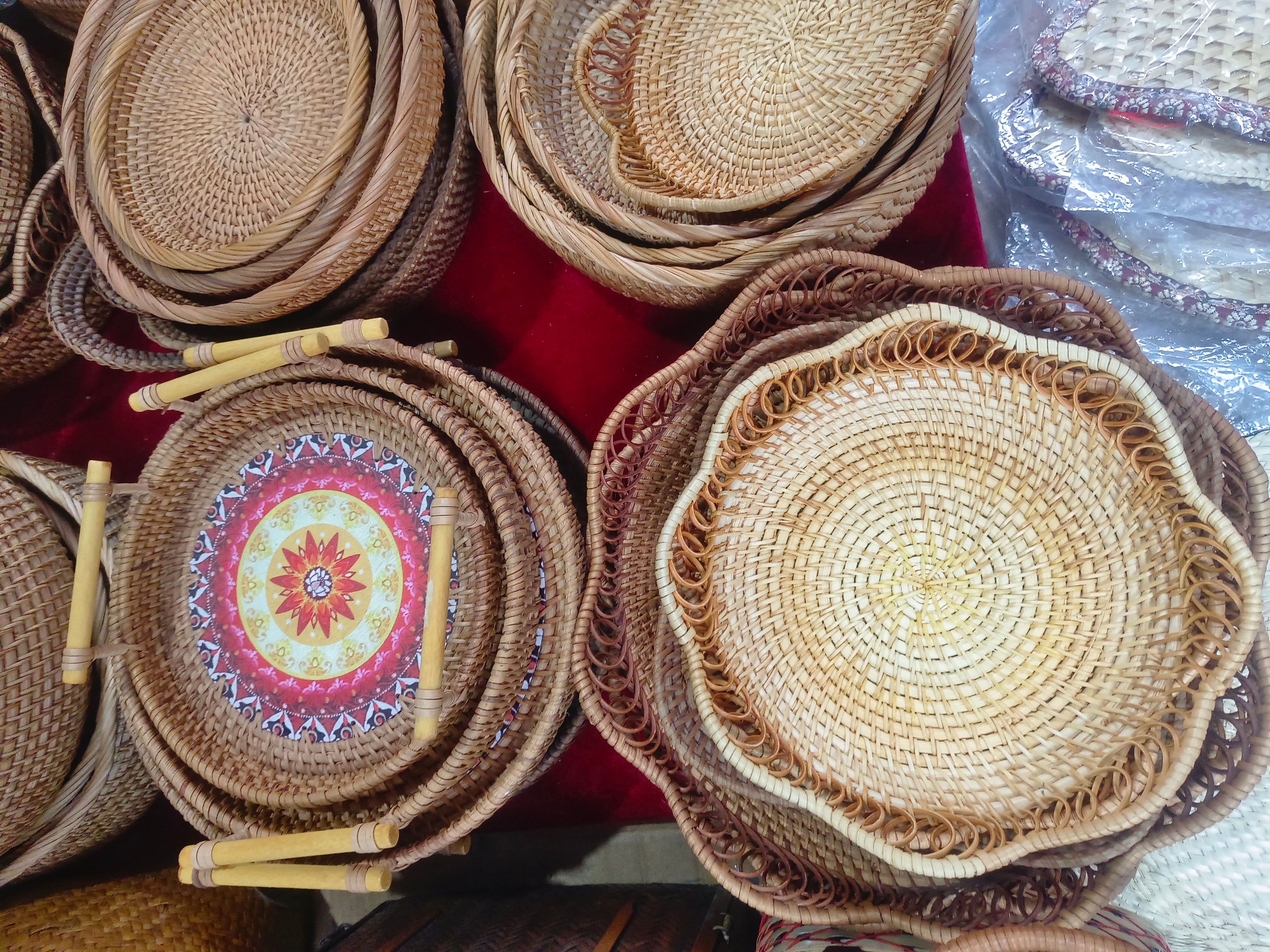 无意间闯进了的小巷子，到处都是人间烟火，热闹非凡。香椿芽45块，大凉山野生梨15