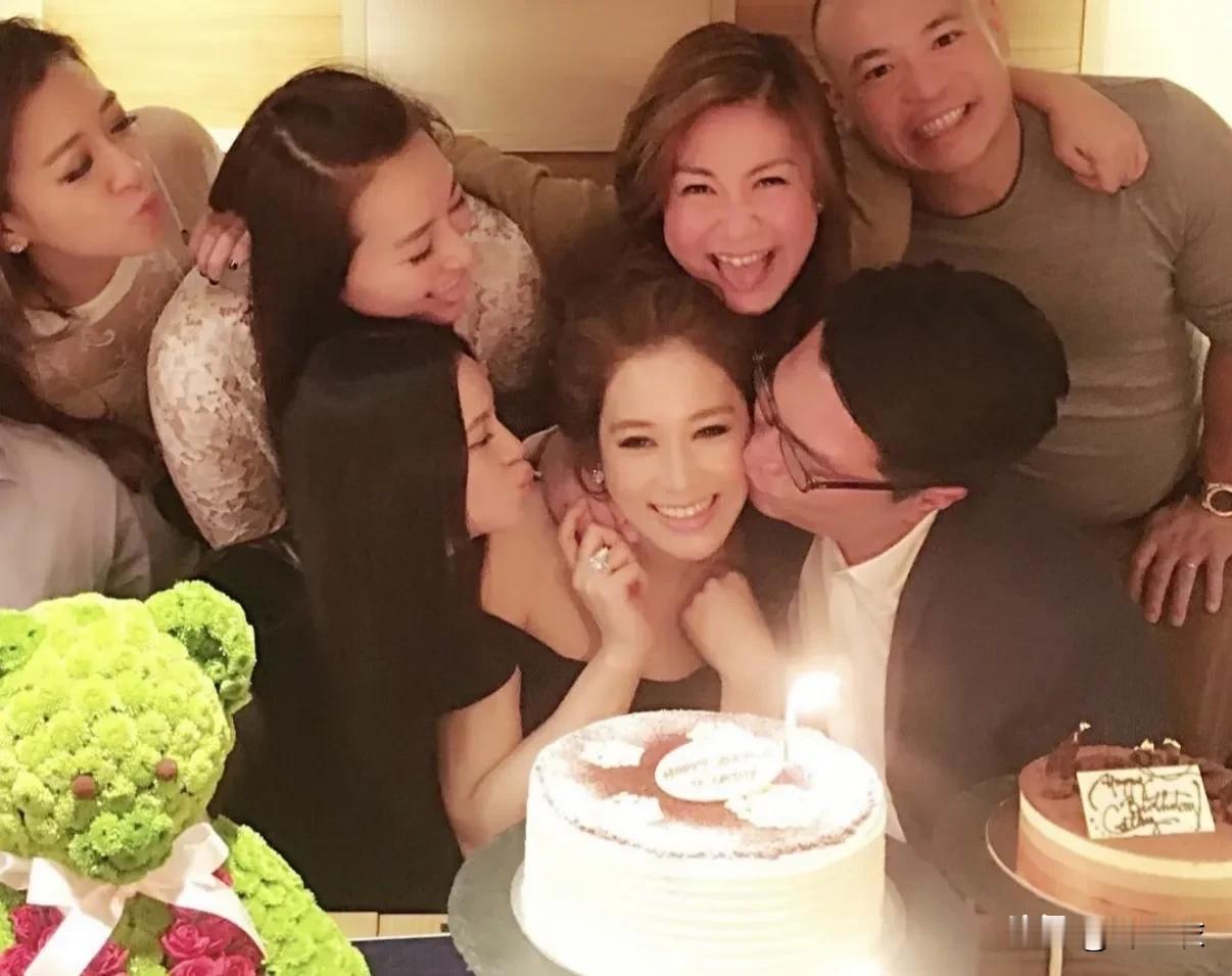 以前徐子淇和洪天明在一起的时候觉得她各方面很普通，但她嫁给李嘉诚之后觉得她整个人