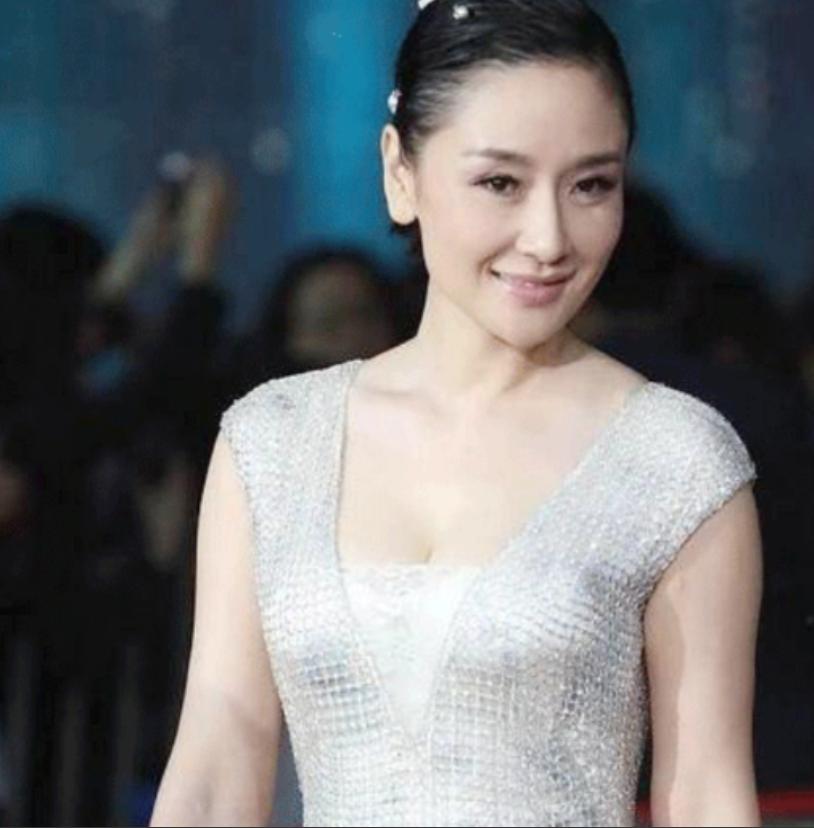 他是足坛名将李金羽，装修完婚房后，向"大少奶奶"孙宁求婚，孙宁却说："我不靠谱，