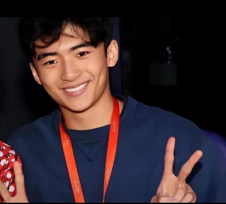 我发觉张柏芝比王菲更懂得去教育孩子，谢振轩是男孩就有男孩的样子，阳光帅气，十分懂