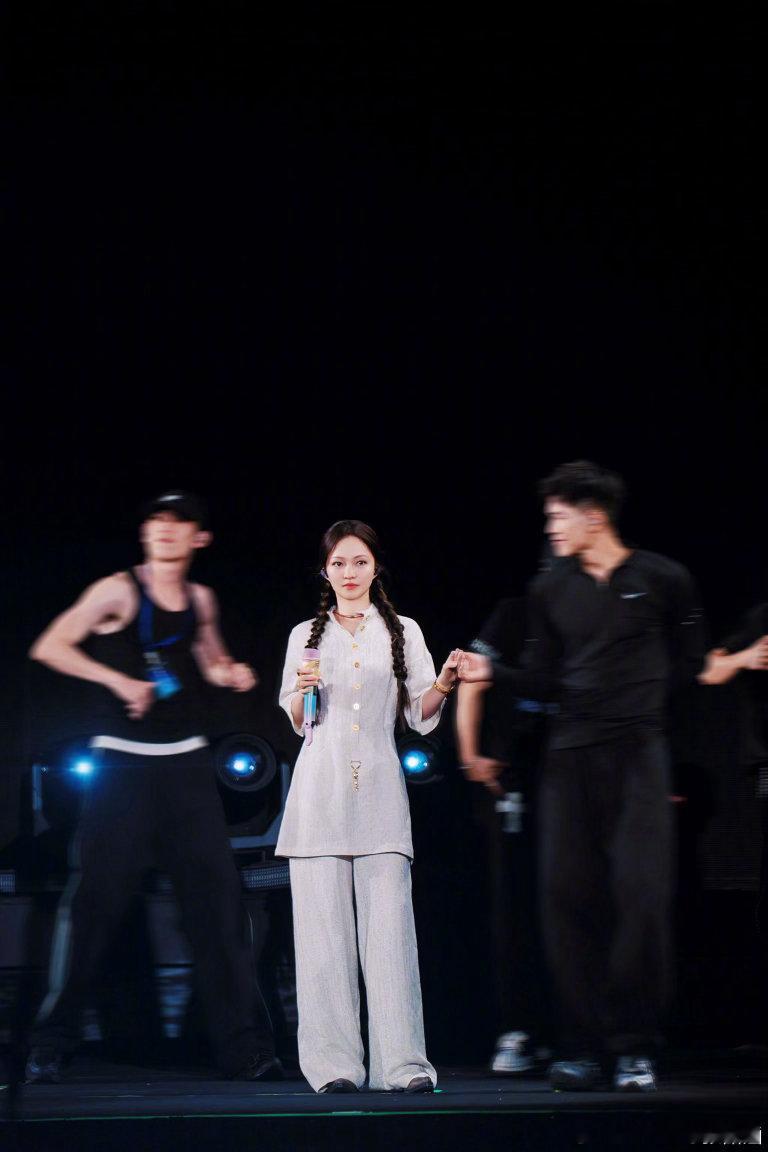 张韶涵F1式换装、张韶涵30秒换装沉浸式感受演唱会后台速度，张韶涵F1式换装，3