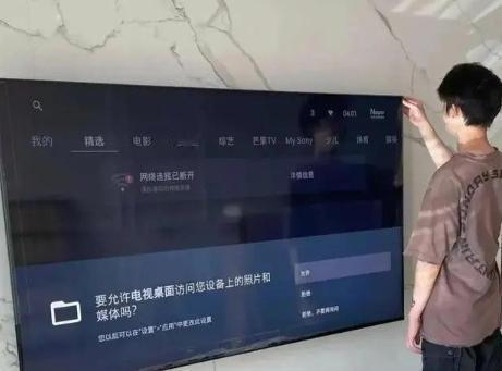 上周末陪朋友逛家电城，导购拉着他一通吹：“这款8K量子点，120Hz高刷，AI智