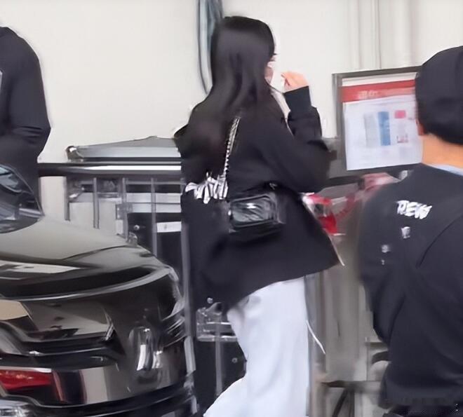 小女生都爱扮成熟，刘德华女儿也不例外！虽然才12岁，但打扮像个大女孩，长发披肩，