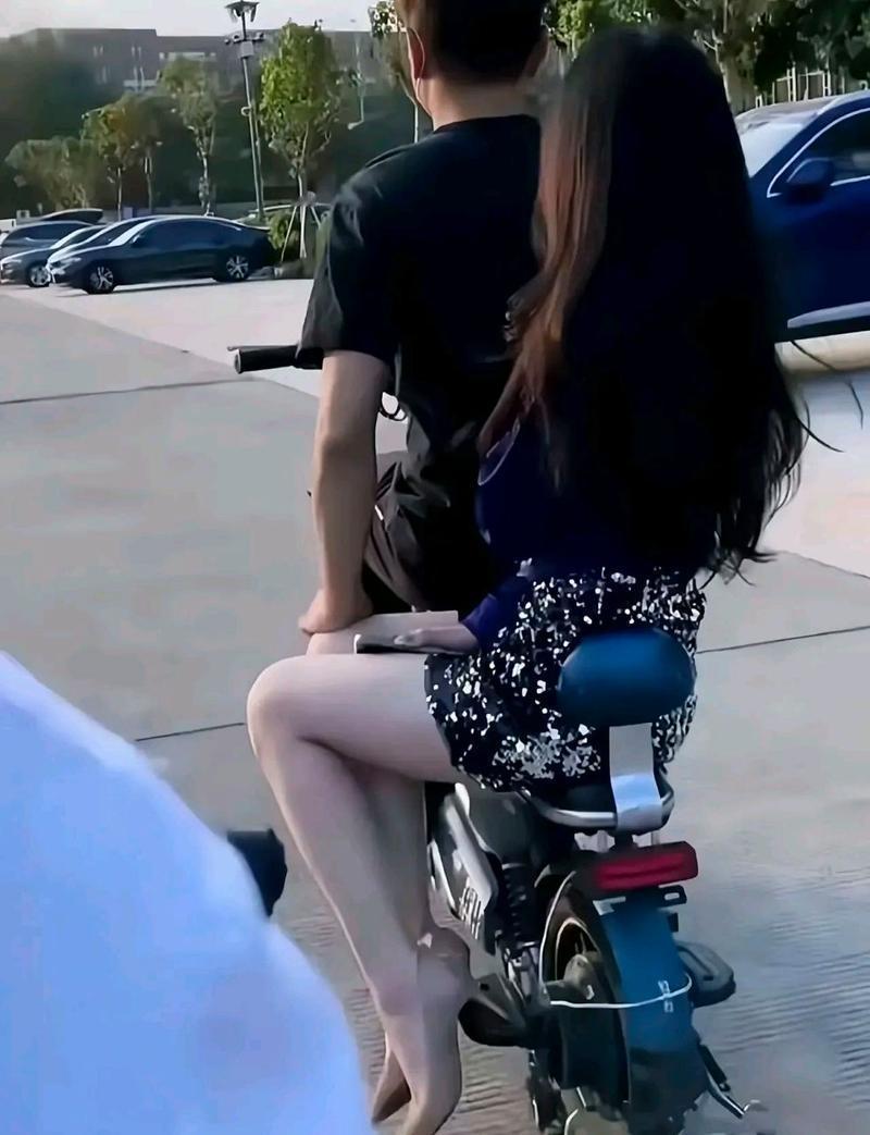 电动车不能载大人，你不知道么？快点停车！ ​​​