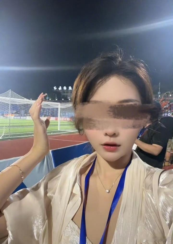 湖南一女主播收到炸弹包裹被炸伤这是犯罪吧，把炸弹伪装成快递，才只是拿起来就爆炸了