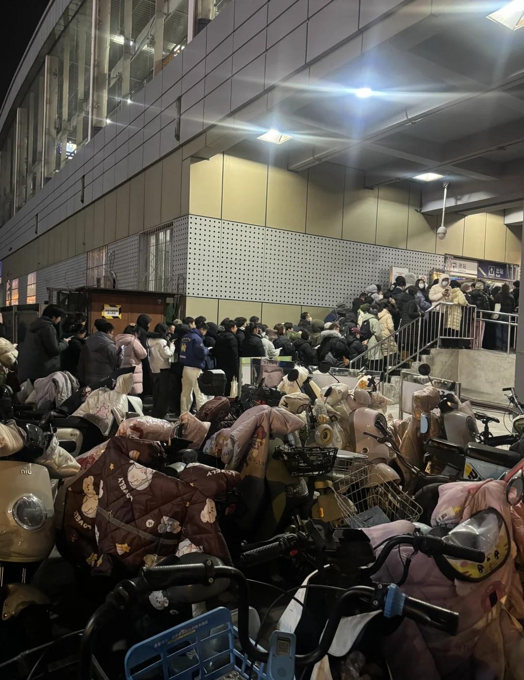 五道口今天怎么了？
怎么那么多人在排队大家都跨年吗人都到哪里去了 跨年 下班挤地