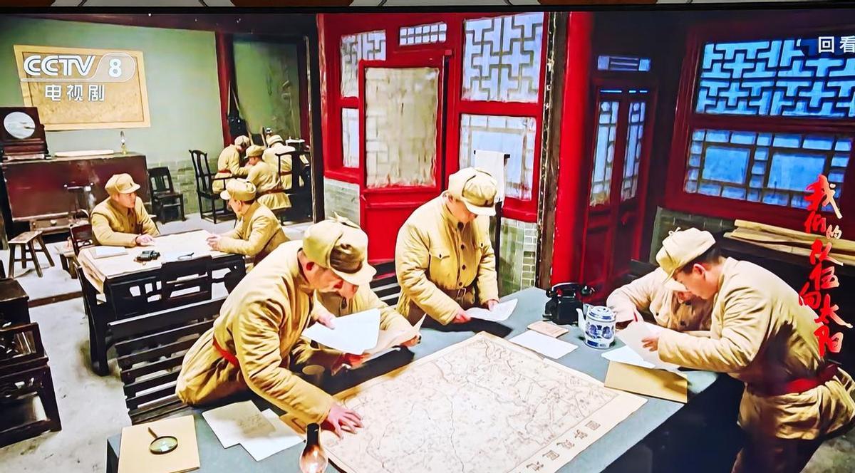 历史剧不是穿越剧，穿错一件袍子，全剧都得重来。
以前拍古装，帽子戴反了观众说“好