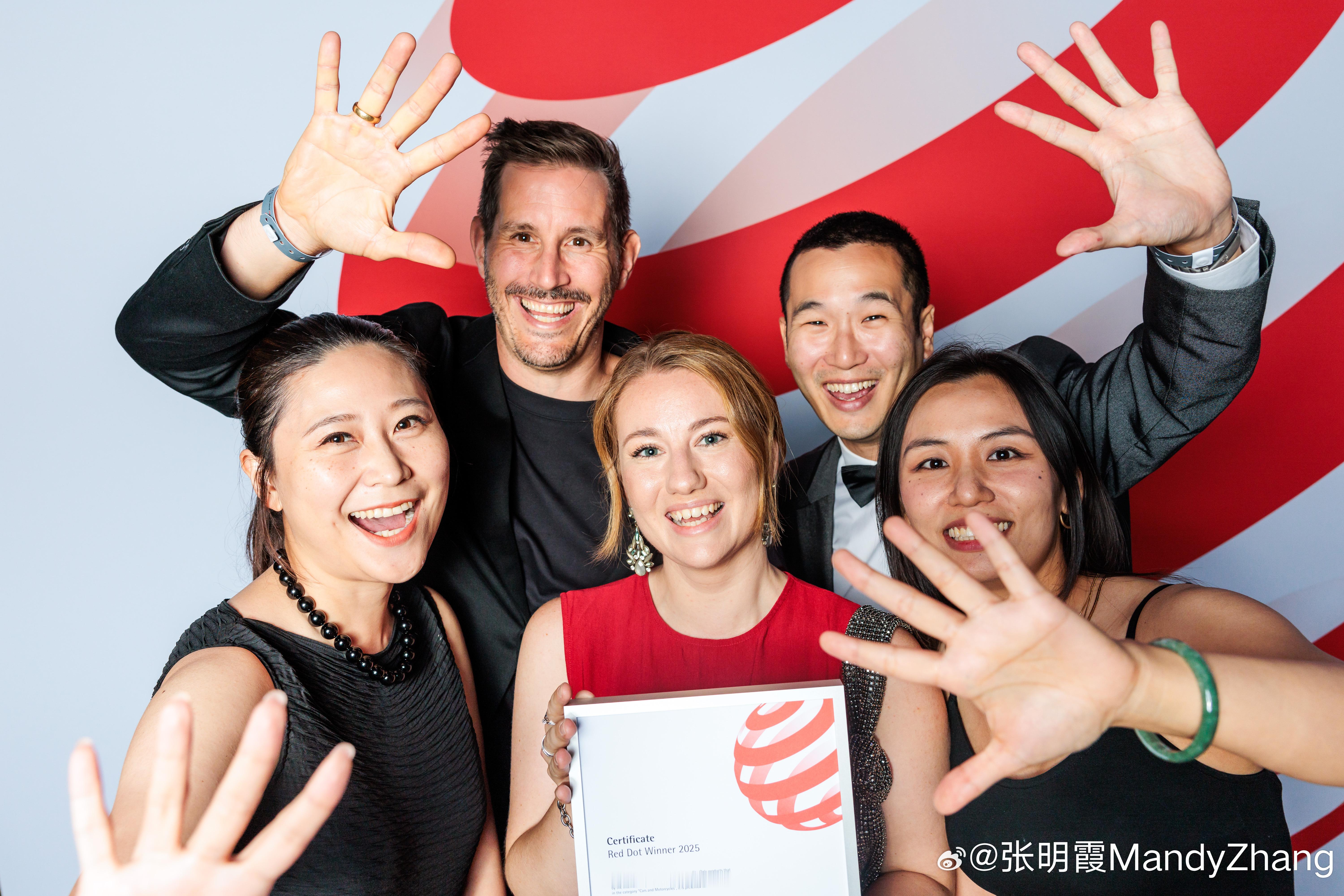 在smart全球团队走上红毯领奖的那一刻，心中的喜悦不受控制地流露在每一位sma