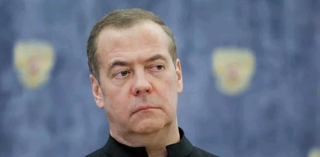 要决裂了！俄罗斯安全会议副主席梅德韦杰夫公开表示，有情报显示英国和法国想提供核武