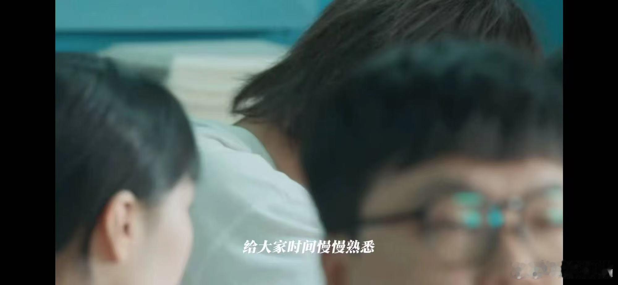  #强小娃除了狗没朋友# 强小娃，在转学的迷茫中徘徊。狗狗，是他唯一的温暖港湾。