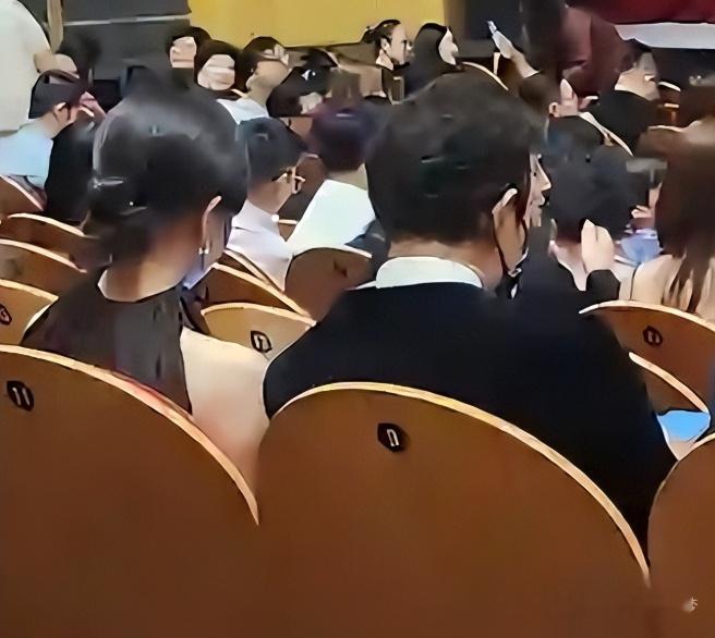 唐嫣罗晋合体陪女参加艺术节，百万穿搭出圈破婚变谣言曝唐嫣罗晋经常一起参加女儿活动