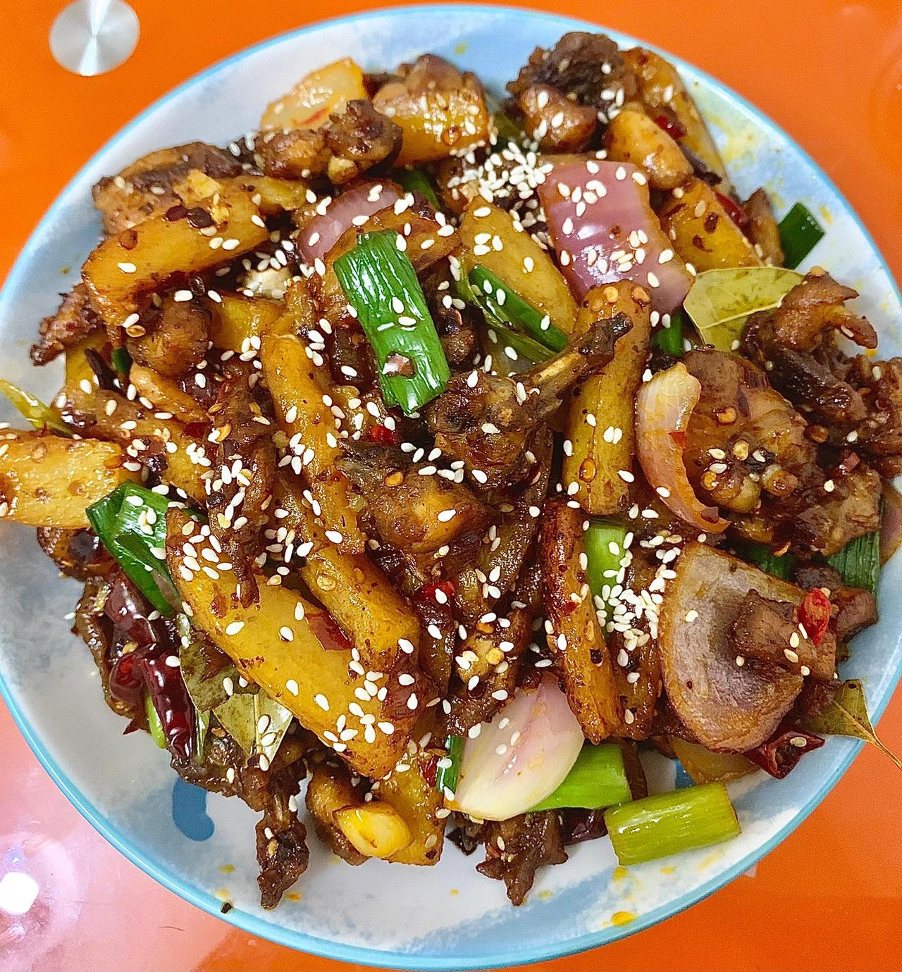 连吃了一个星期，真的巨好吃，川菜馆里面的干锅鸡被我狠狠拿捏了，麻辣鲜香，好吃到停