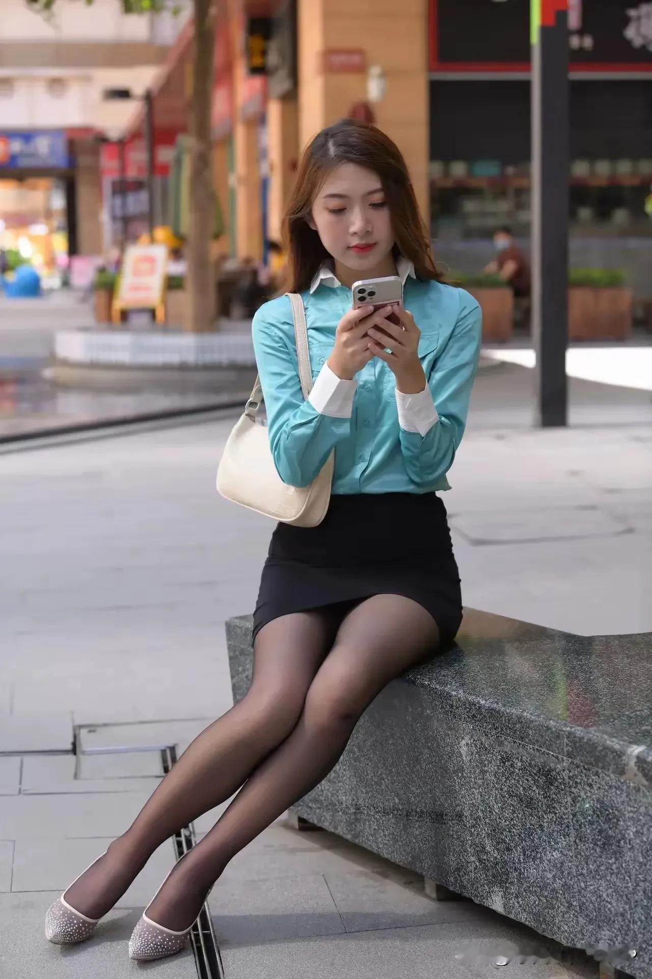 黑丝短裙，婀娜多姿。