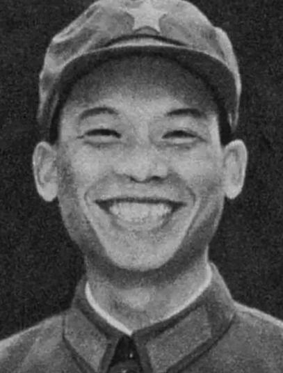 1979年，解放军一名走失的战士正在越南的农田里挖红薯，突然迎面冲过来七八名越军