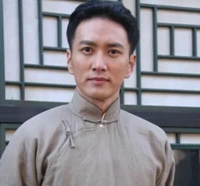 1942年，地下党员赵兴兰被捕。一个伪军给他送饭时，突然敲了敲碗底，还说要救他出