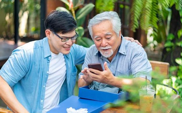 等90后00后慢慢老去，能否轻松驾驭未来智能设备？老一辈被科技困住的现状，未来或