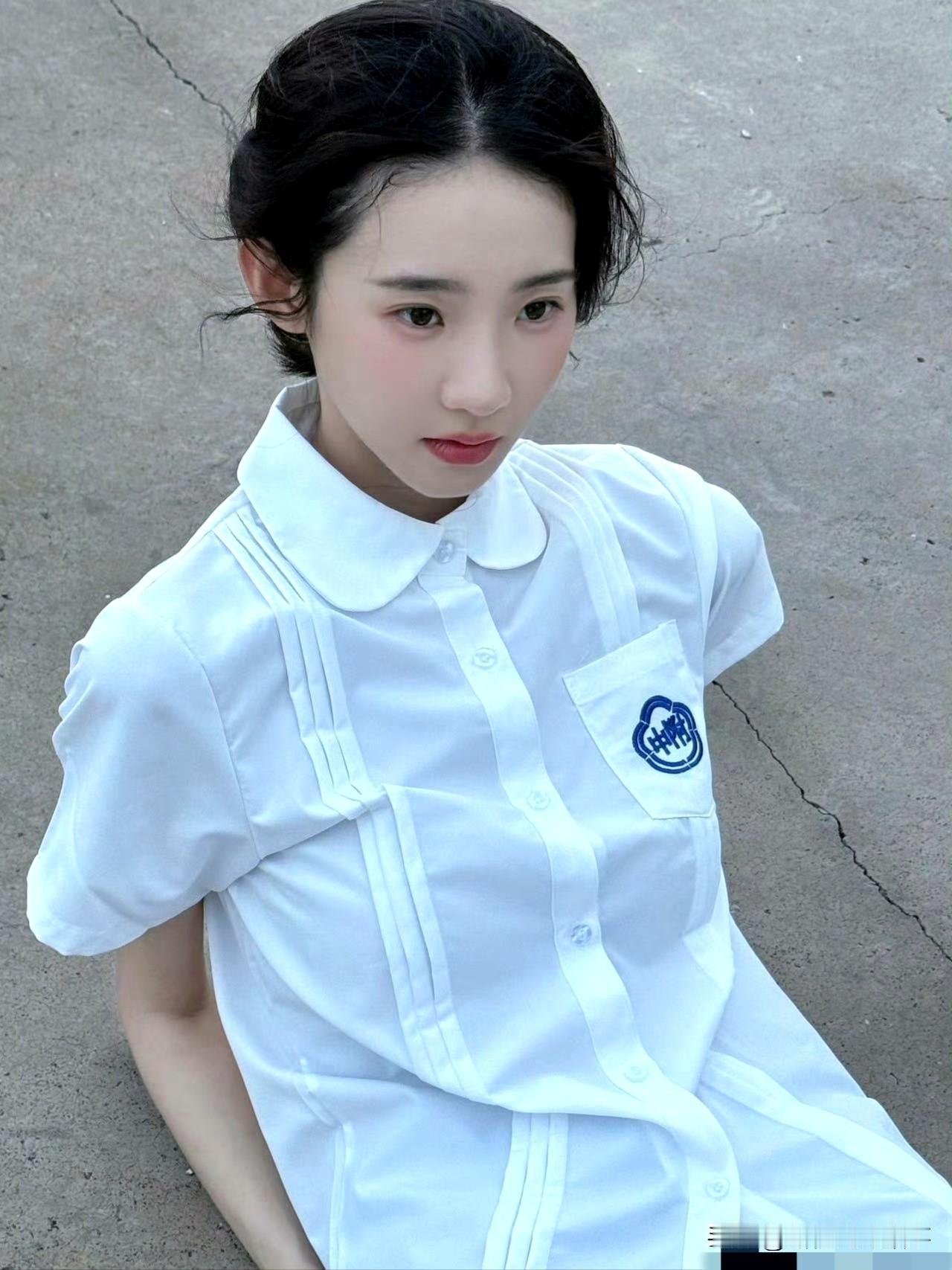 《张艺凡：白衬衫里的青春伤痛文学女主》
 
张艺凡这组校服写真，把“青春伤痛文学