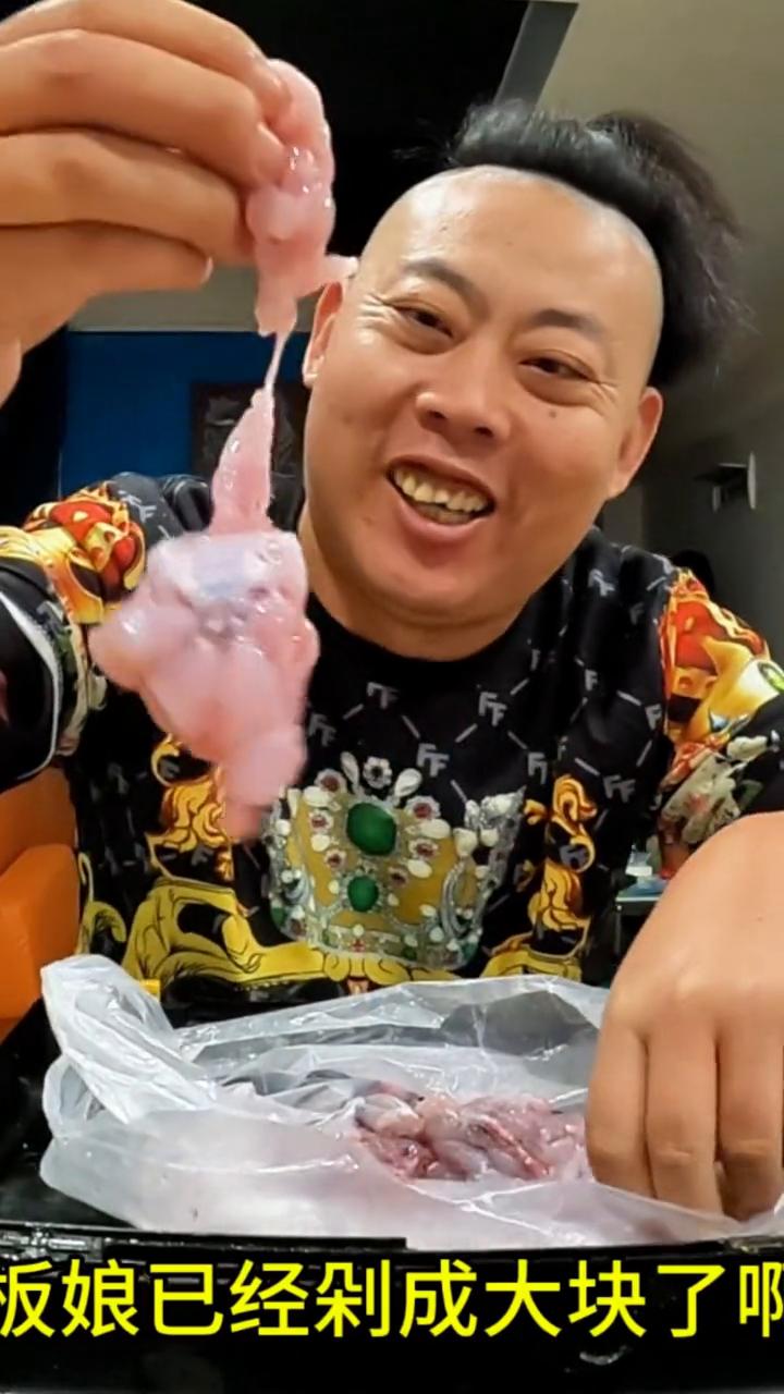 嘎啦巴西。
大家好，我是小三轮。今天可厉害了，花了五十多块钱买了五只大牛蛙。老板