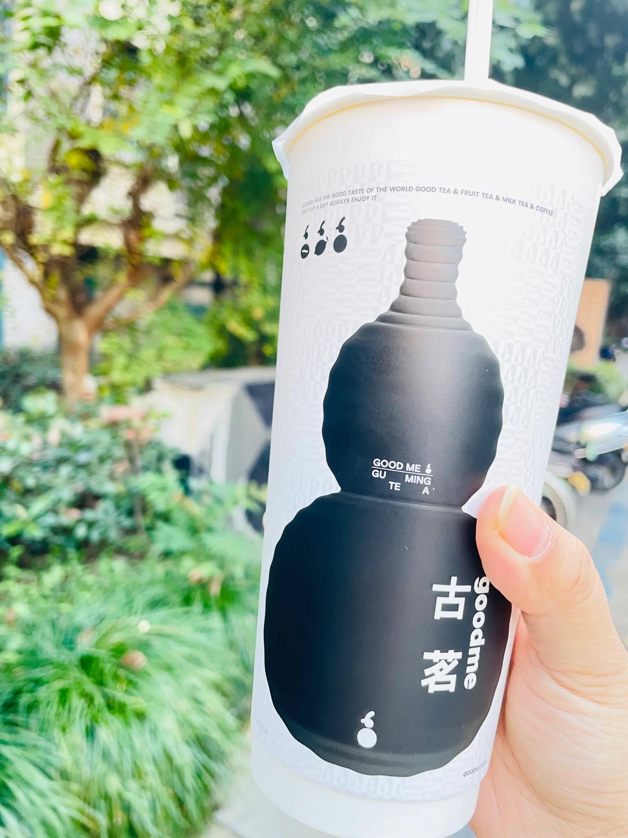 古茗的茉莉奶白口感一般，价格亲民。无论是大杯还是小杯，不会给钱包带来太大的负担。