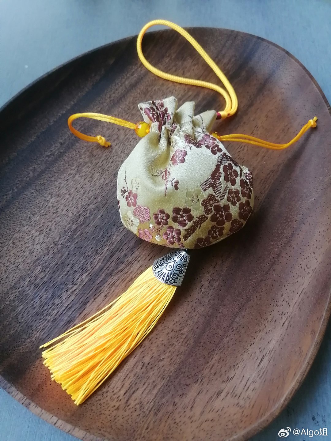 味道浓郁的香囊，不愧是中药诊所制的！漂亮金，挑的就只剩这一个，我捡着咯。里面就是