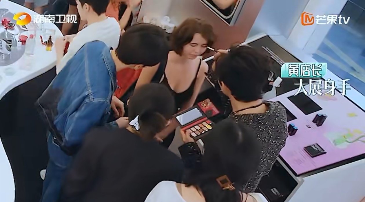 尚雯婕黄晓明一个会讲一个会夸巴黎合伙人名场面巴黎合伙人 尚雯婕和顾客交流时，详细