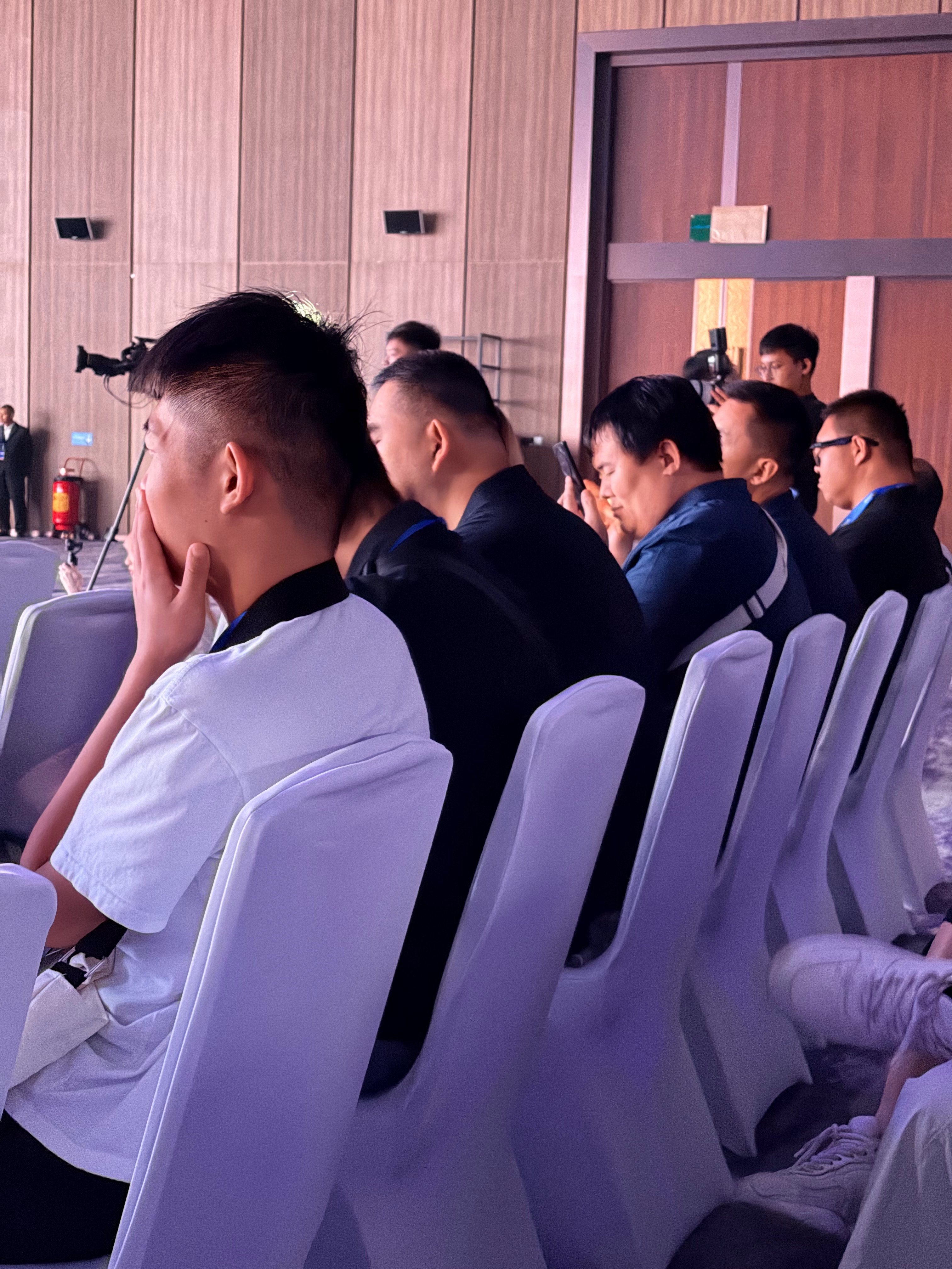 vivo开发者大会邀请了多位视障人士到场，他们牵着导盲犬，全程都在仔细听，并且用