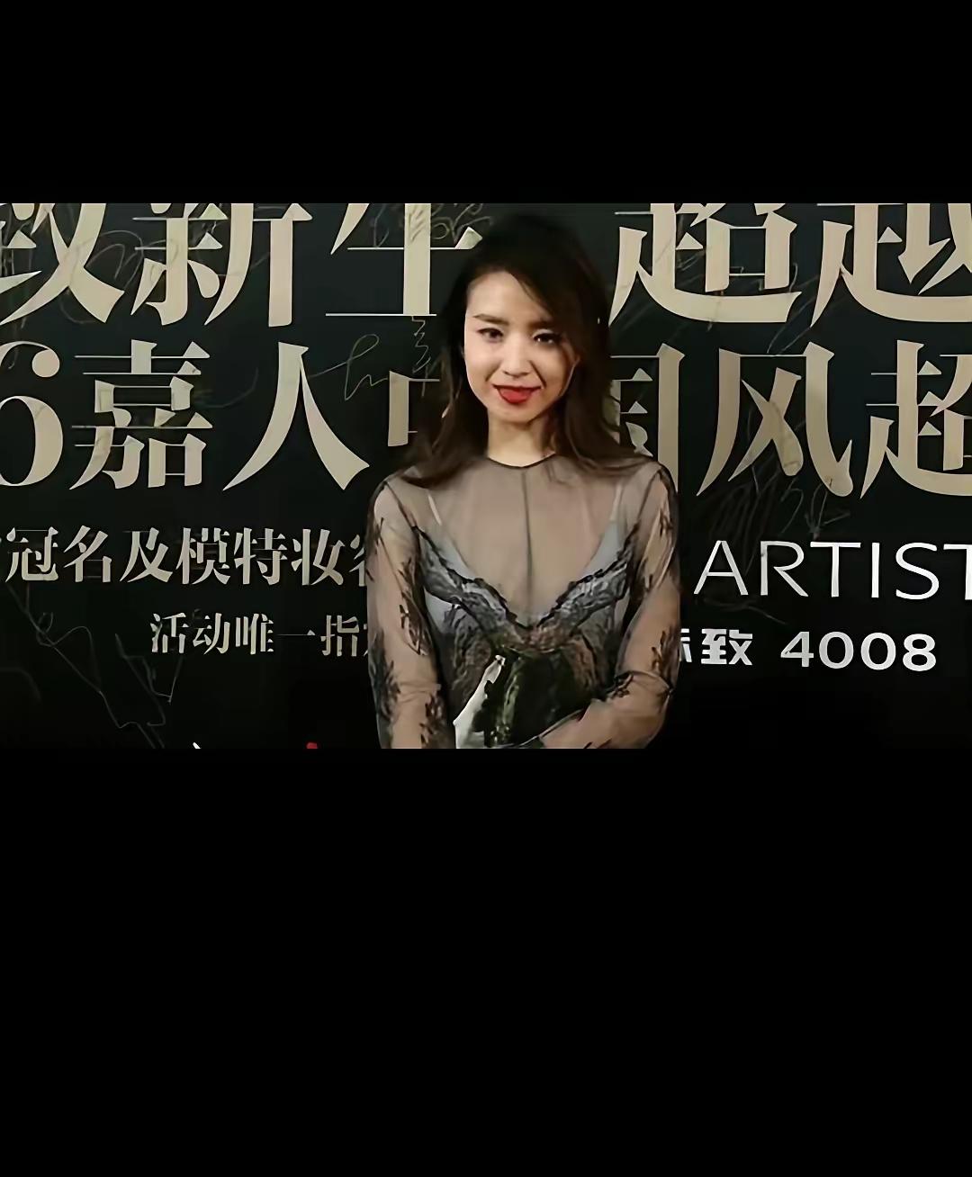 她都四十多岁的女人了
穿成这样说实话确实不咋样
你们觉得呢
什么年龄穿什么样的衣