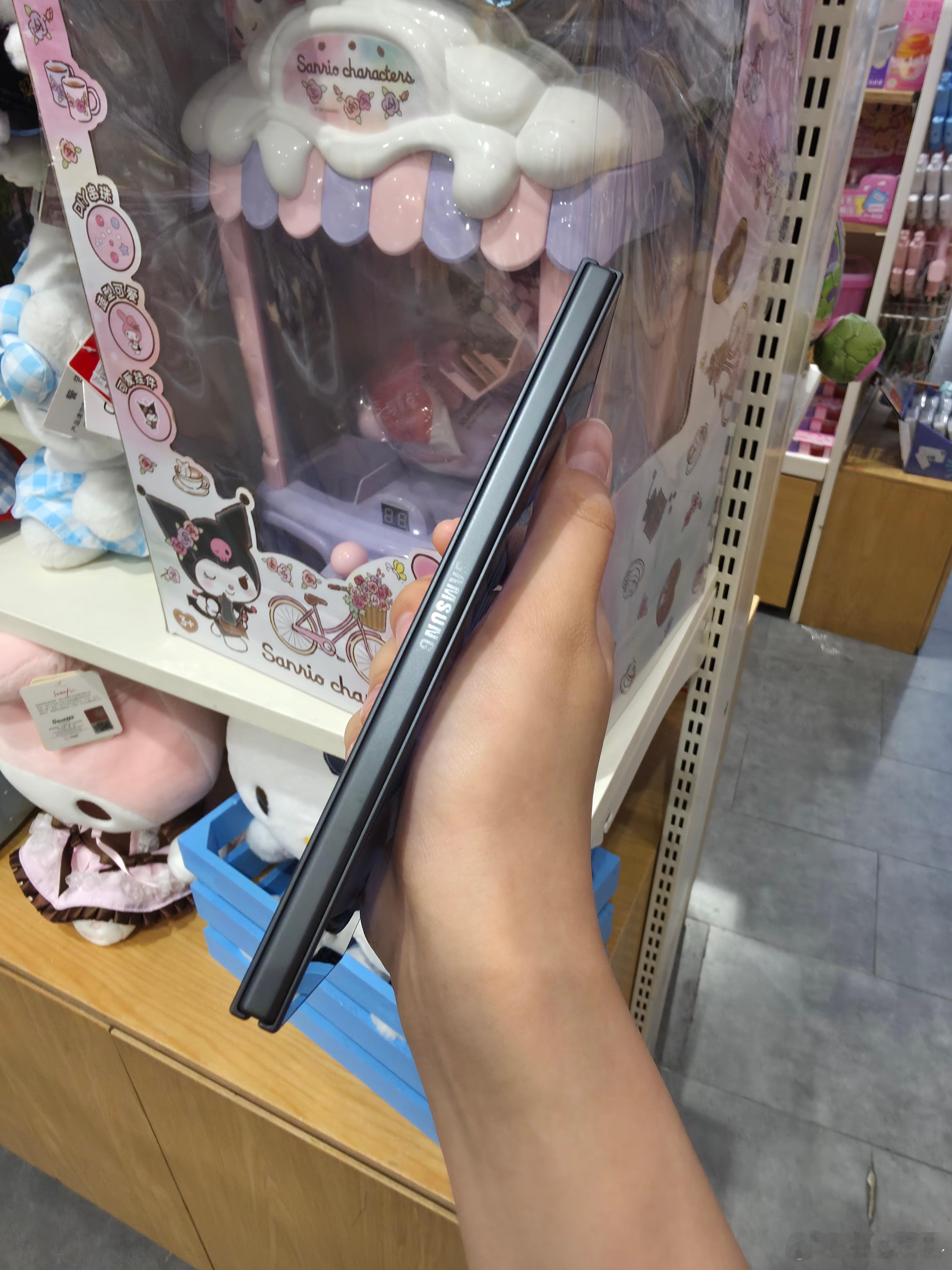 实体店上手三星 Fold 8 Ultra，真机太顶了，预约、拿机的人也不少，所以
