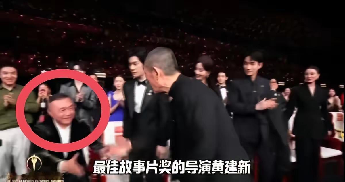 张艺谋特意去握手的大佬是小张艺谋15岁的王长田，光线传媒董事长、猫眼娱乐董事长。