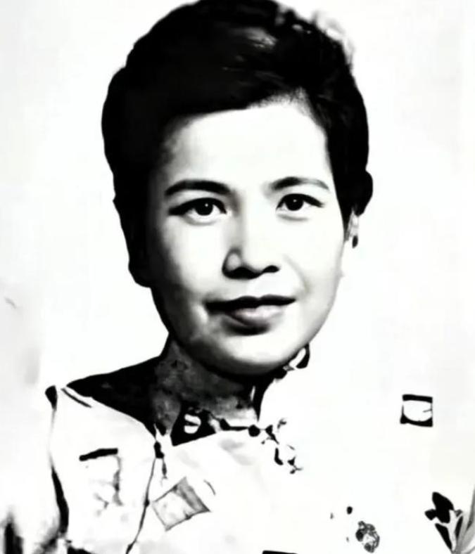 1973 年，吴石被追认为烈士，大陆的两个孩子三番五次写信，让妈妈回来，可吴石夫