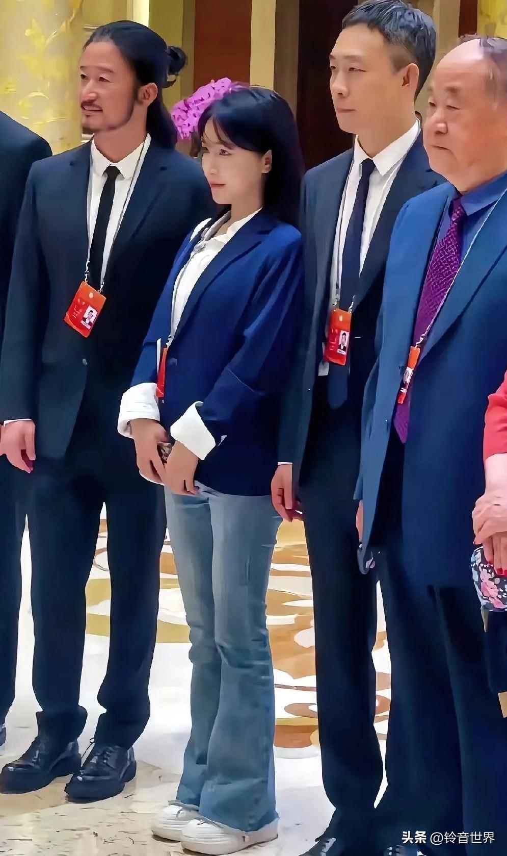 几位会场外的合影。能看出演员张译，左一的这位应该是吴京吧？右一是不是作家莫言？中