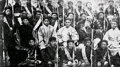 抗战初期，日军进逼长沙，长沙一批大学生将转移到云南，途中经过湘西。众所周知，湘西