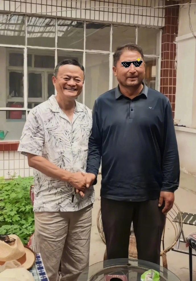 马云现身甘肃永昌，和村民亲切合影，笑容满面。