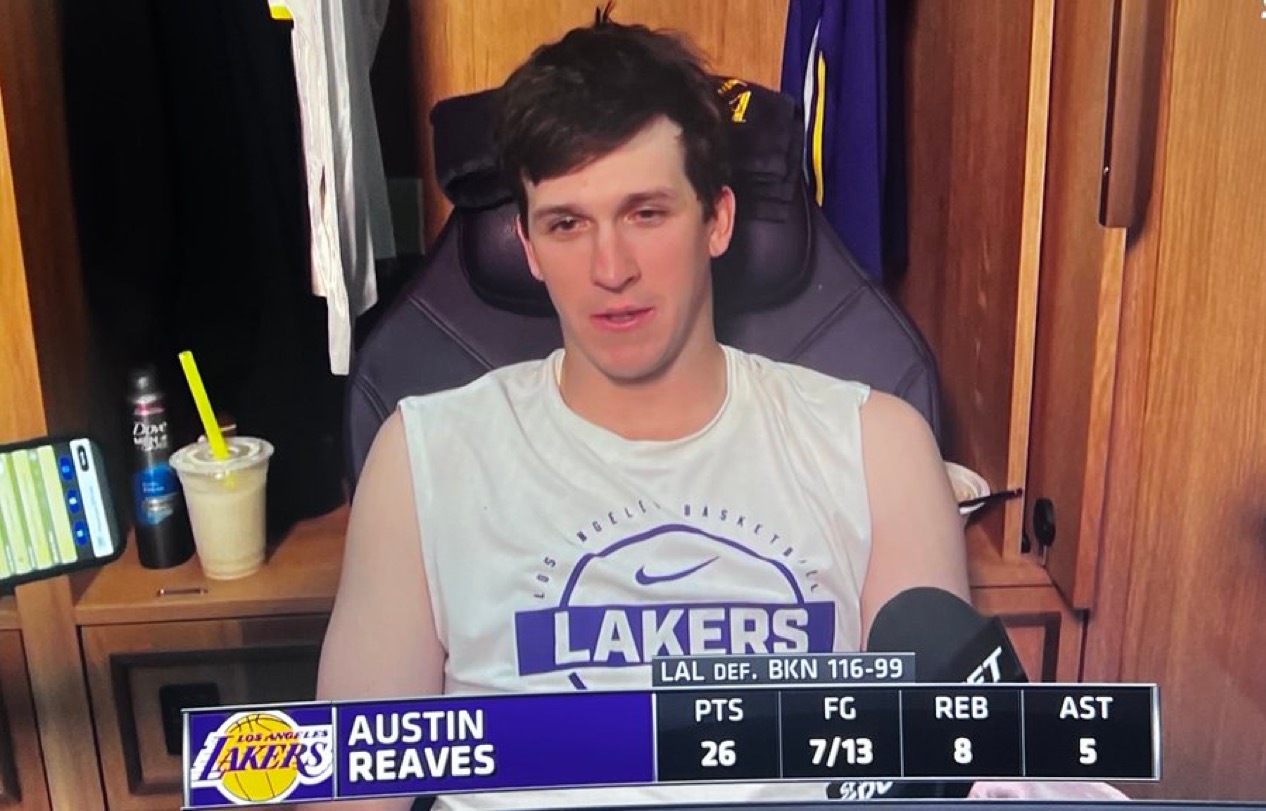 里夫斯：“是啊，我明天肯定要去打高尔夫。我不知道在哪儿，也不知道几点，但我肯定会