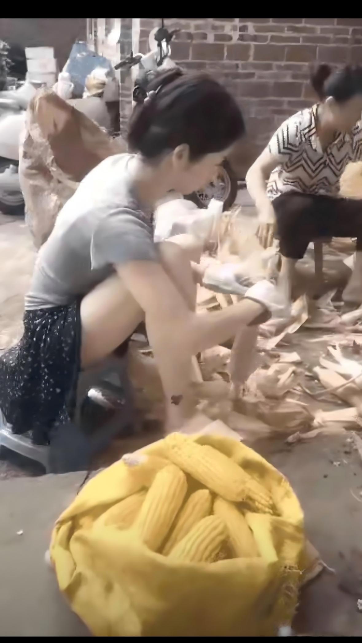 现在农村小伙儿找对象难，

其实真不光是男多女少的问题。

根本原因还是城里和农