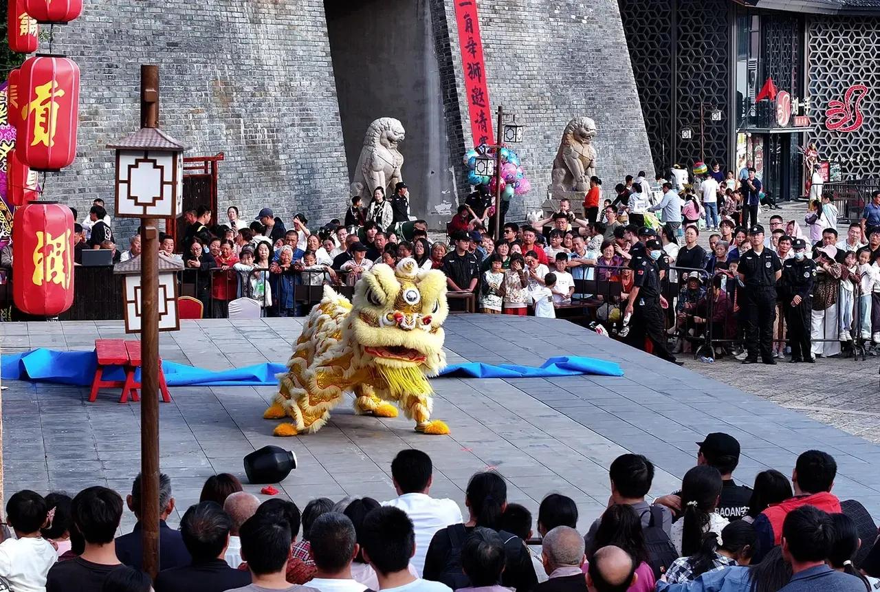 合肥撮街厉害了！

国庆期间，合肥肥东撮街又又举办活动了，像这样高逼格的舞狮，平