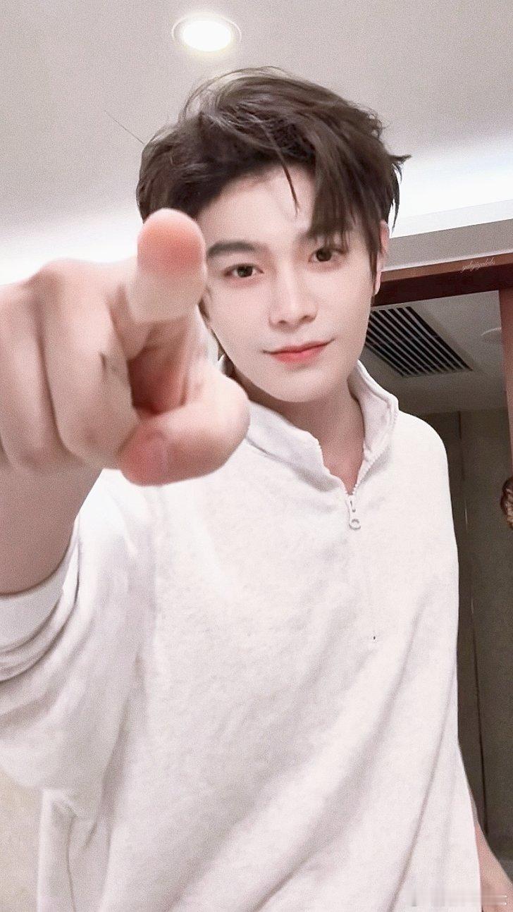 丁禹兮腾讯星光大赏 dyx丁禹兮星光大赏官宣照 你的名字，是我读过最短的情诗，我