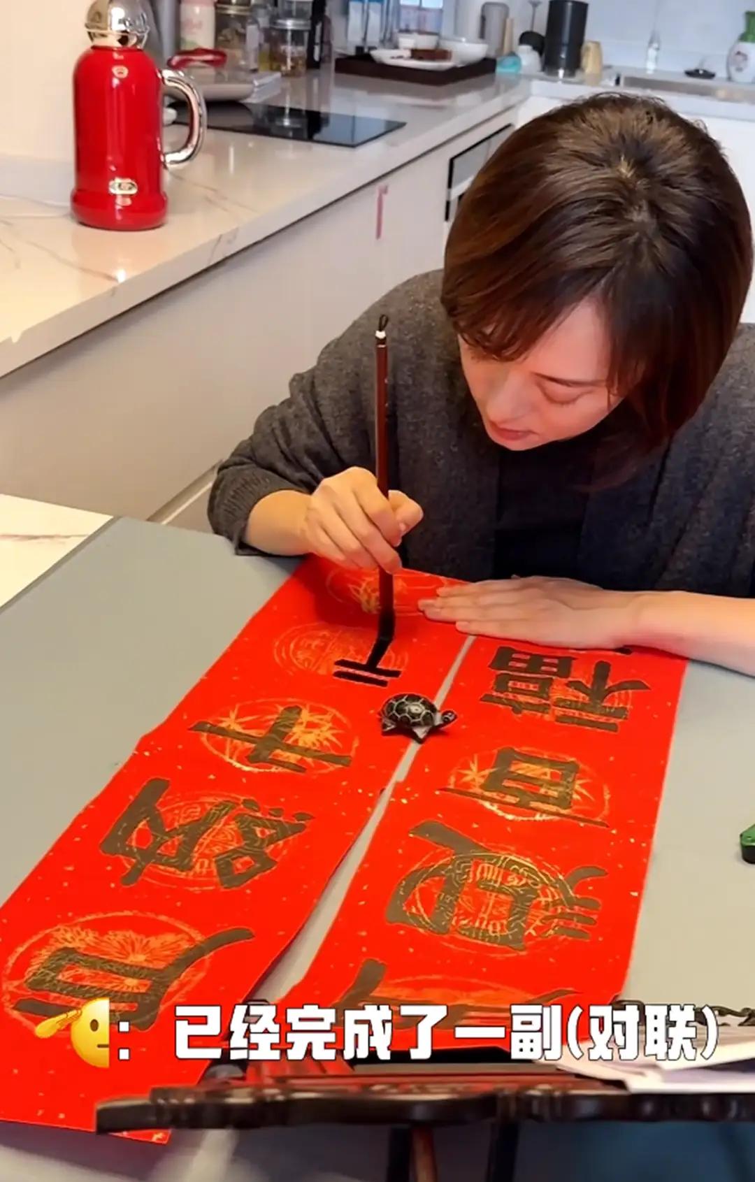 孙俪这手字写得漂亮就不说了，她女儿小花的字也相当拿得出手。母女俩写春联真的羡慕死